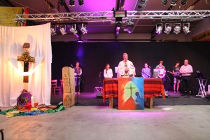 Weihbischof Peters und die Band Pit&Paul