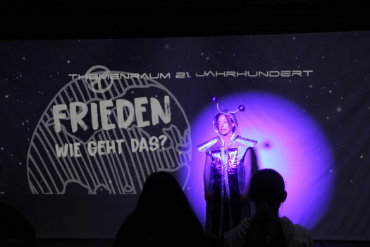 Sonnie Maier im Theaterstück Frieden-wie geht das?